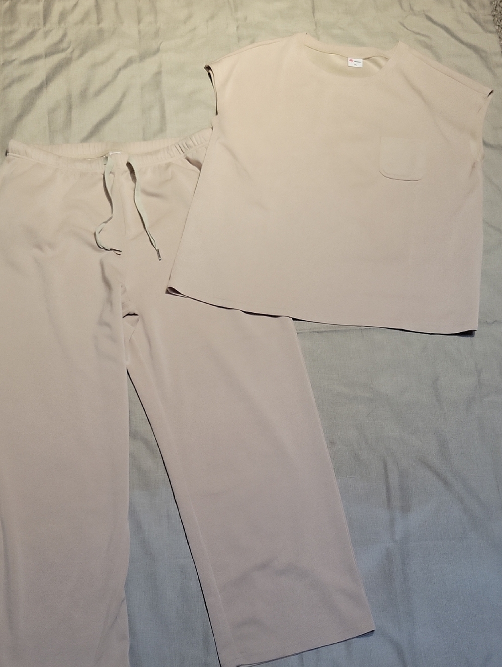 Ladie's Relaxed Drawstring Pants ans Top Set in Light Beige